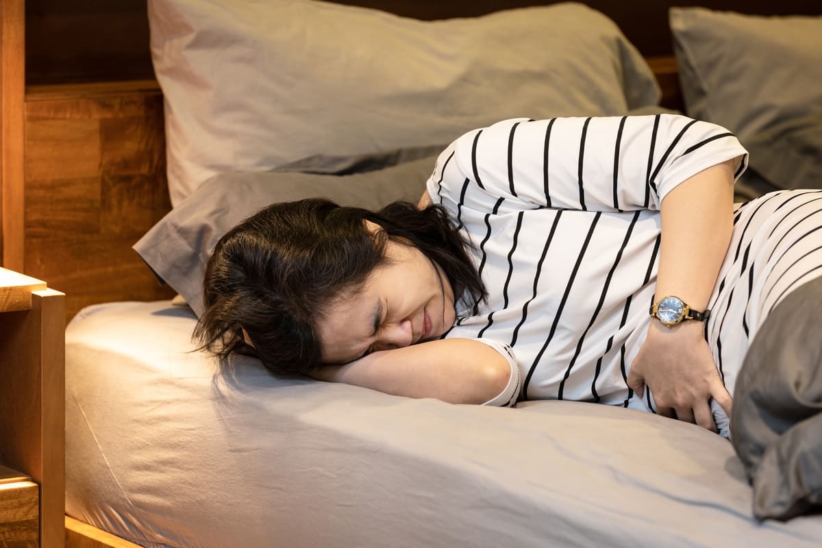 đau bụng bên phải có nguy hiểm không