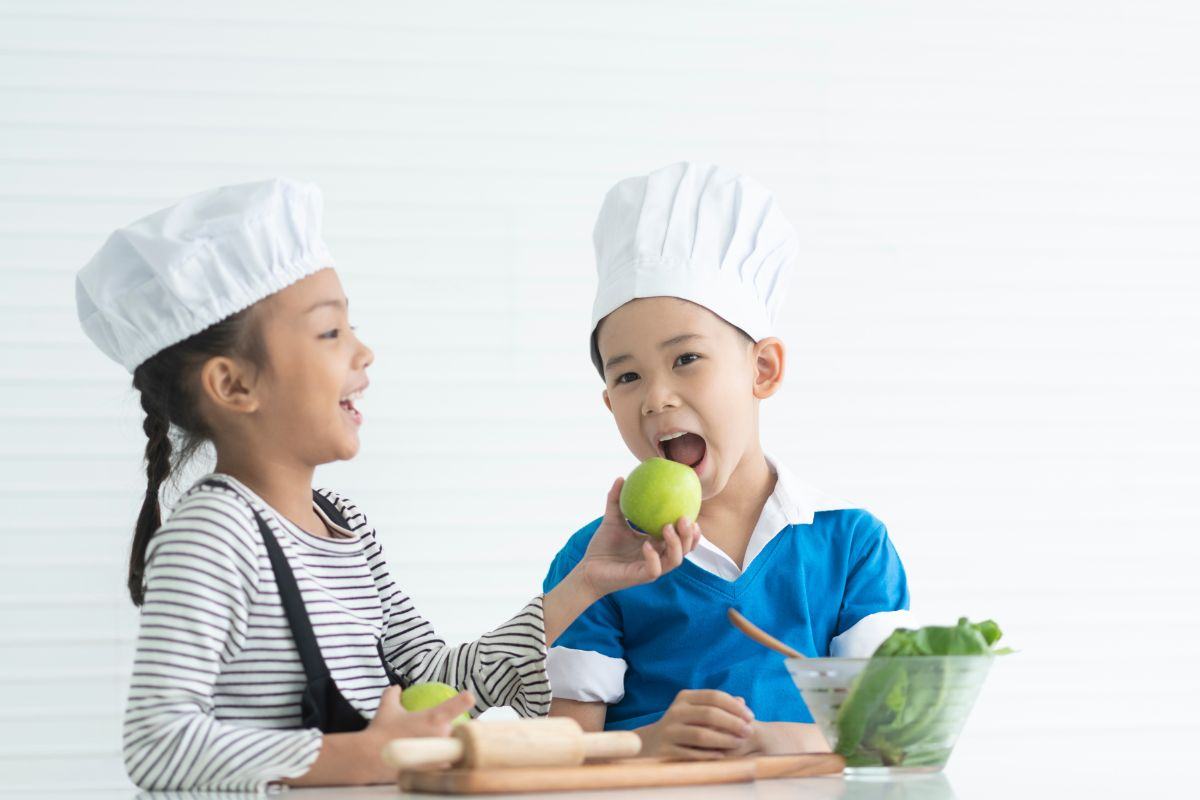tre-nau-an Trẻ mấy tuổi có thể học nấu ăn?
