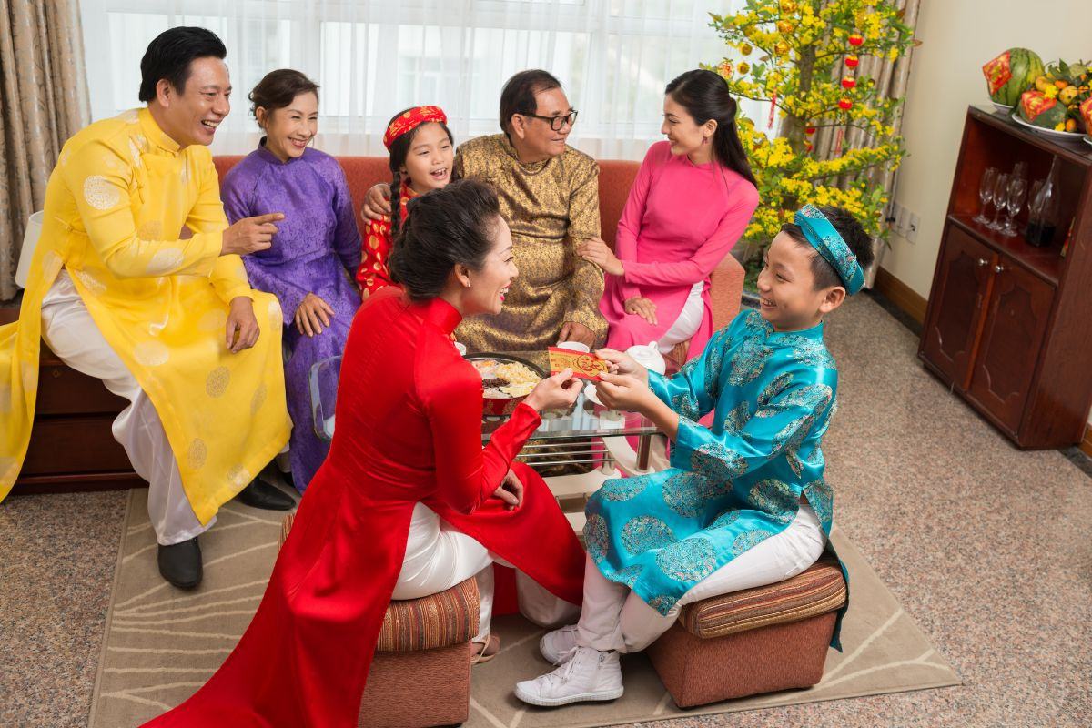 Dạy con ứng xử ngày Tết ba mẹ không nên bỏ qua