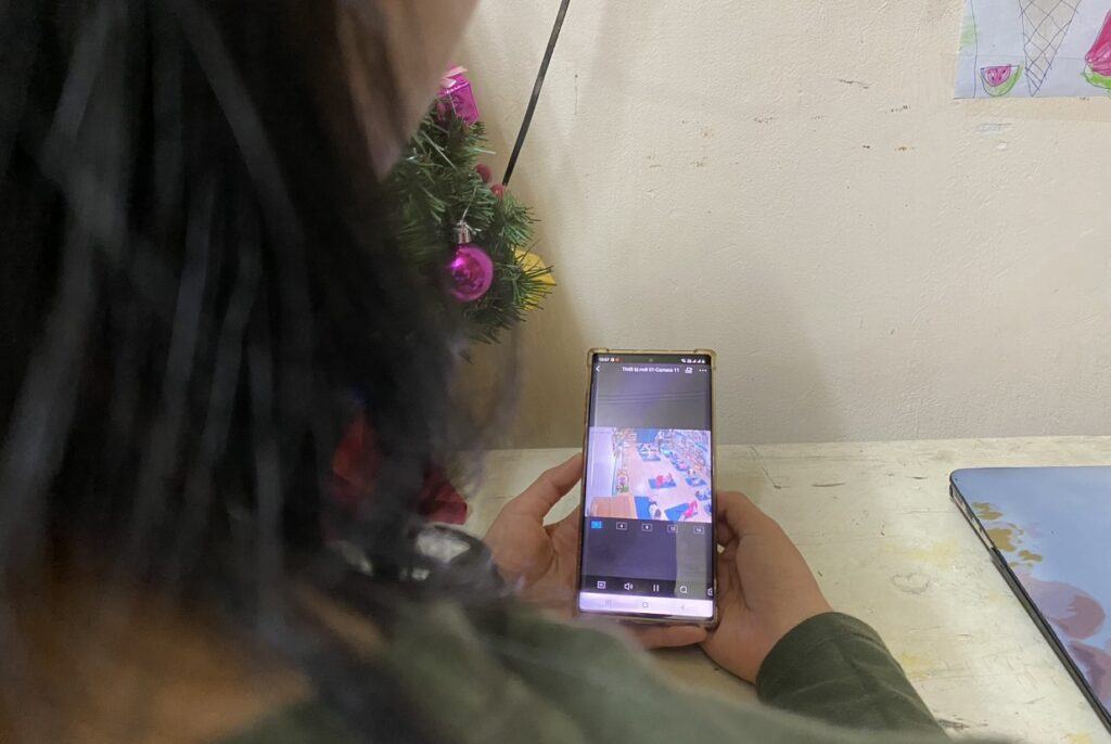 Kiểm tra camera khi con đi mẫu giáo