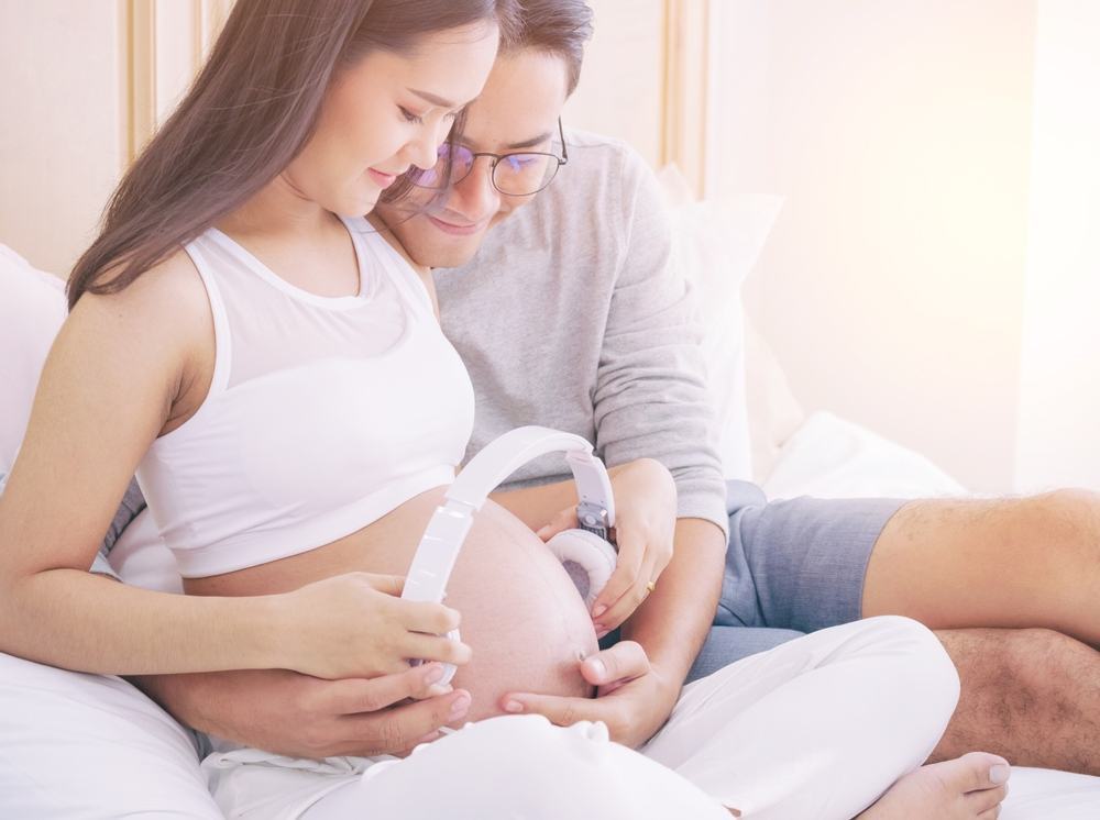 theo dõi thai nhi đạp bằng cách kích thích trẻ đạp