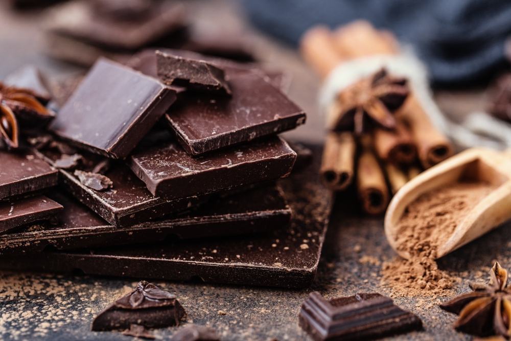 hạn chế cho trẻ uống nước ngọt với chocolate đen hạn chế uống nước ngọt bằng chocolate đen