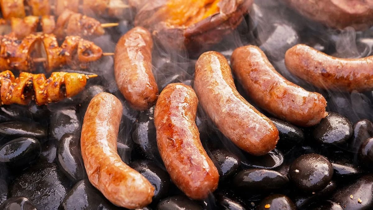 nguồn gốc lạp xưởng nướng đá và xúc xích nướng đá