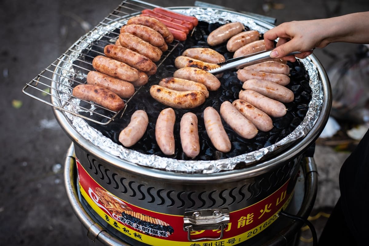 lạp xưởng nướng đá