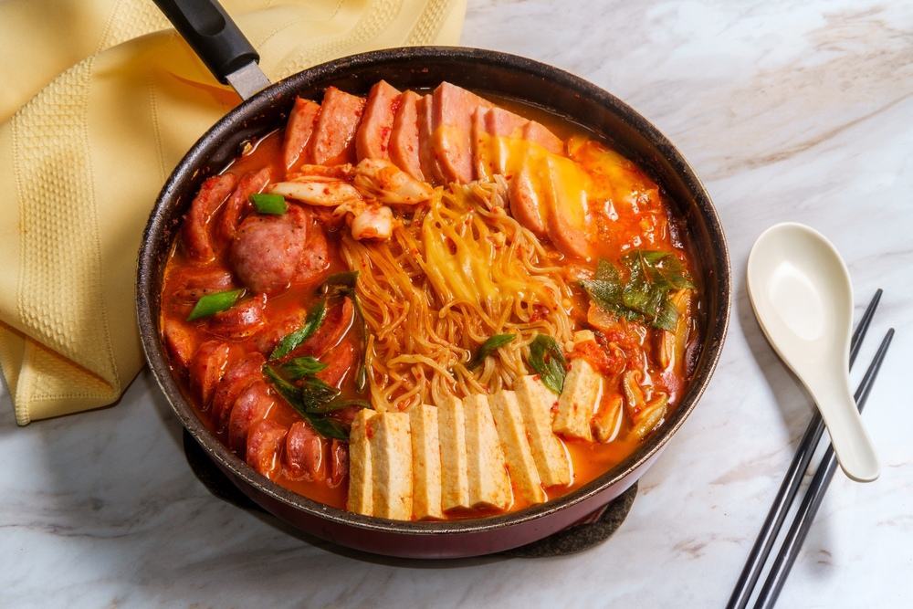 các món ăn Hàn Quốc là món Budae Jjigae các món ăn Hàn Quốc là Budae Jjigae
