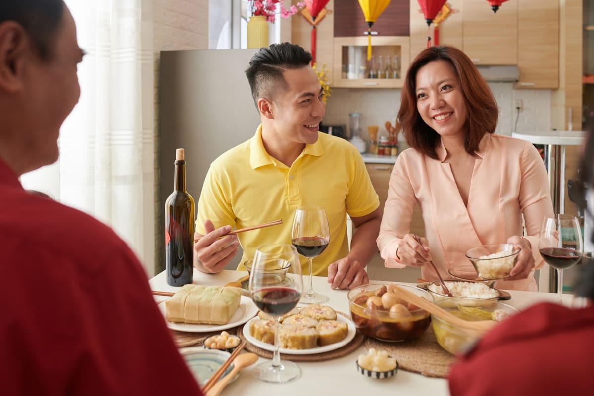 tuổi thân mùng 1 mặc màu gì
