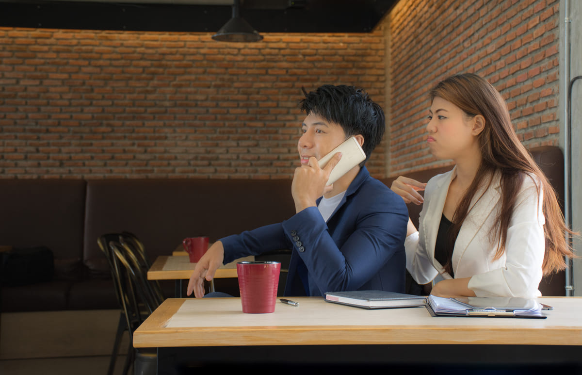 Làm thế nào để biết người ấy có đang ngoại tình nơi công sở? 41 chuyện ngoại tình nơi công sở