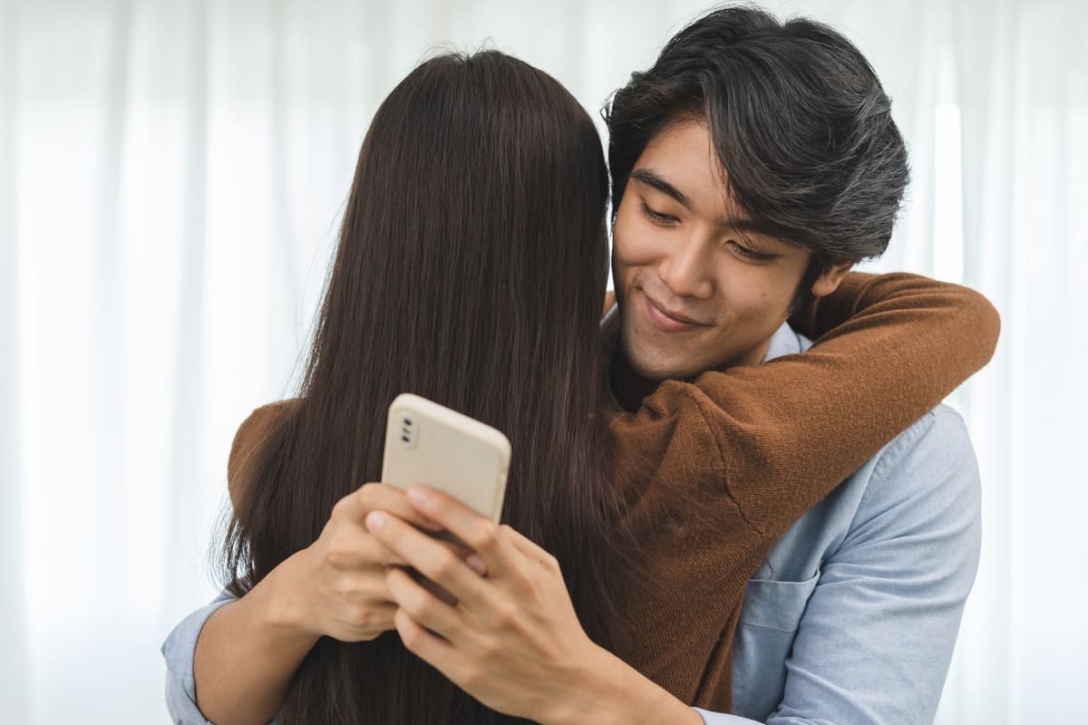 Làm thế nào để biết người ấy có đang ngoại tình nơi công sở? 40 dấu hiệu chồng ngoại tình nơi công sở