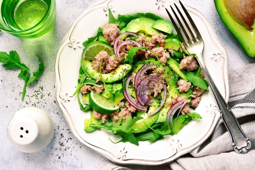 thực đơn giảm cân 7 ngày gồm món salad cá ngừ bơ
