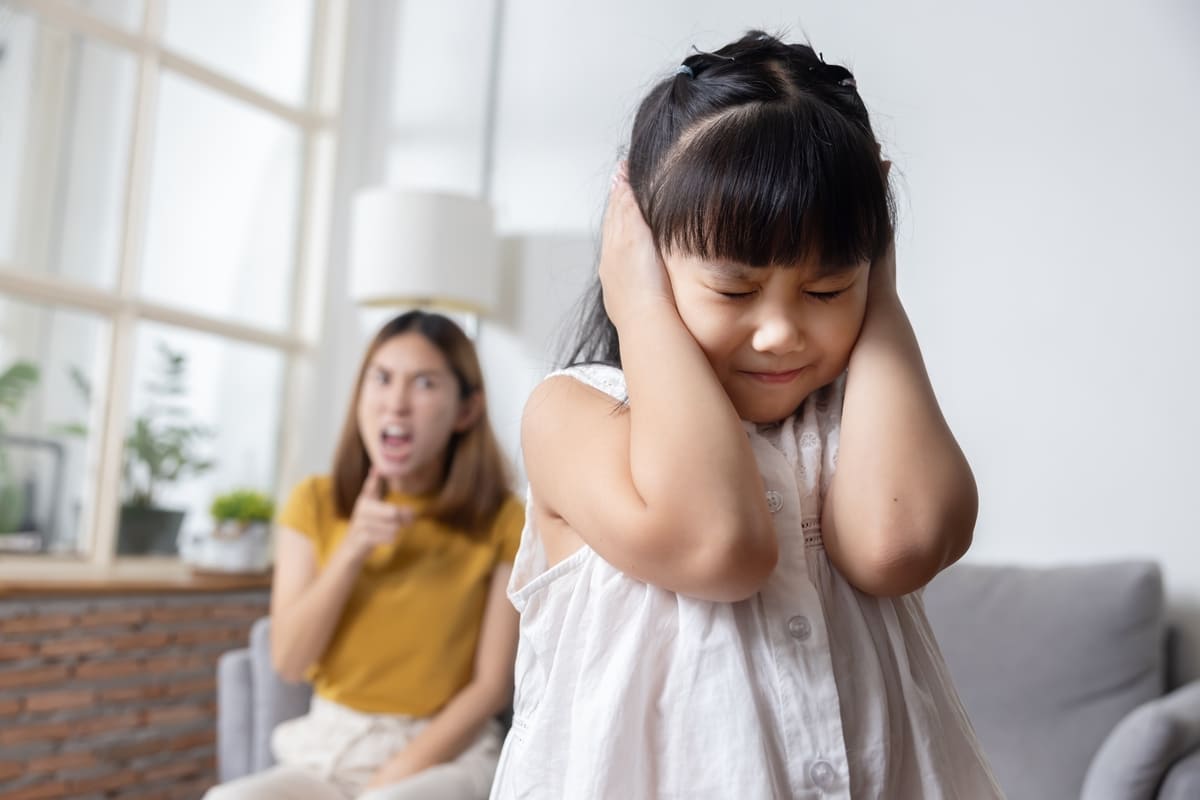 Bạn có đang bạo hành bằng lời nói với chính con cái của mình? 35 dấu hiệu bạo hành bằng lời nói với con