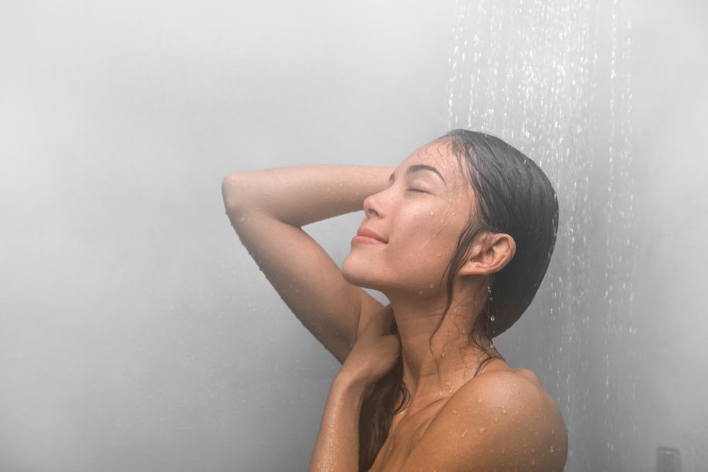 bí quyết ngủ ngon dù căng thẳng là tắm thư giãn