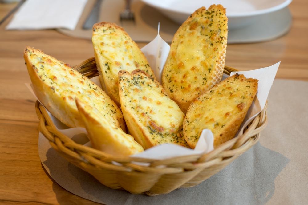 cách làm bánh mì bơ tỏi theo kiểu truyền thống cách làm bánh mì bơ tỏi truyền thống