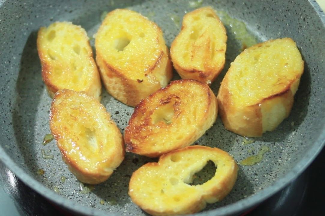 cách làm bánh mì bơ tỏi với chảo cách làm bánh mì bơ tỏi bằng chảo