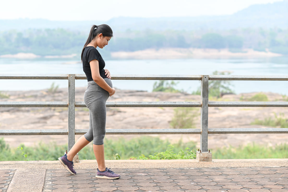 Bà bầu bị phù chân có nên đi bộ không