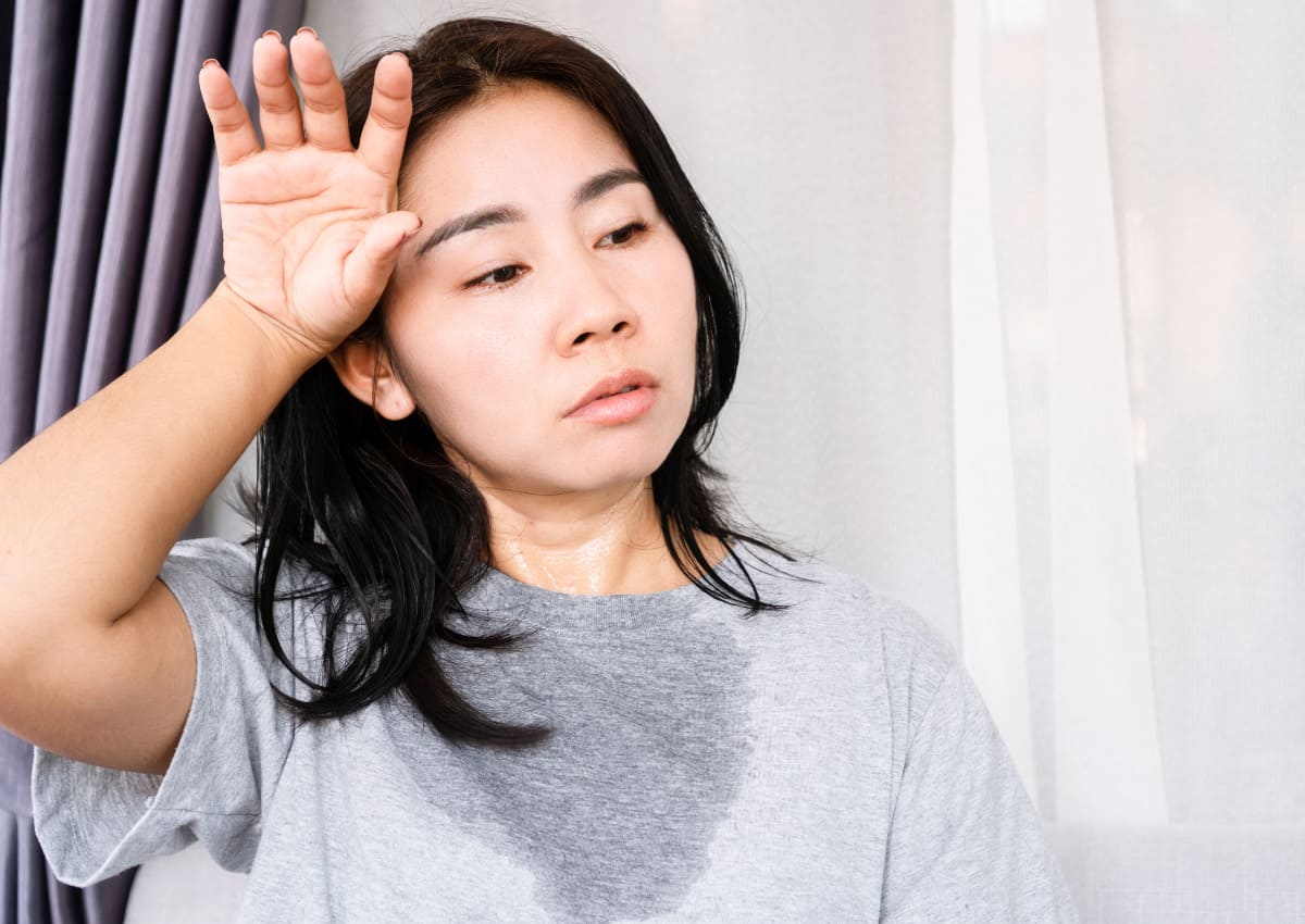 "Bóc trần" 7 lý do khiến bạn luôn cảm thấy nóng hơn người khác 38 luôn cảm thấy nóng do mãn kinh