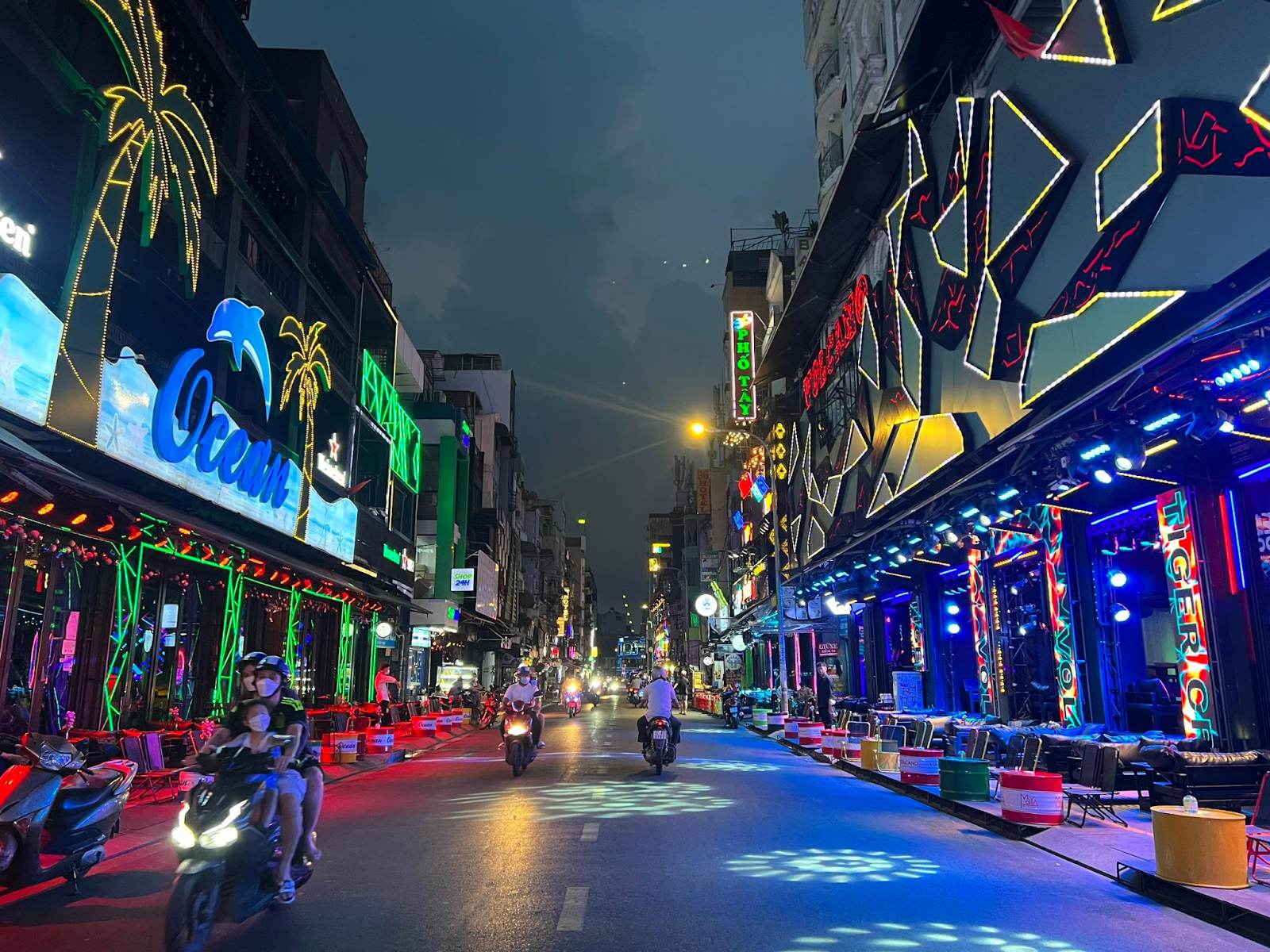 Sài Gòn đi đâu chơi về đêm chính là Phố Tây Bùi Viện