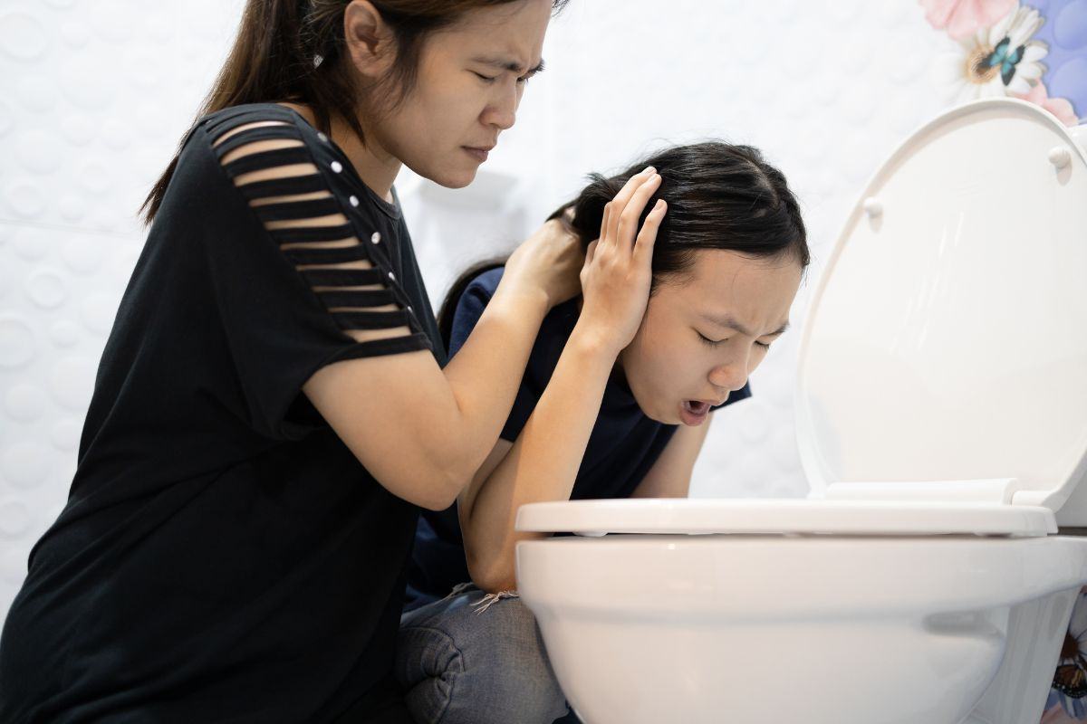 Chăm sóc trẻ nôn ói bóng thối