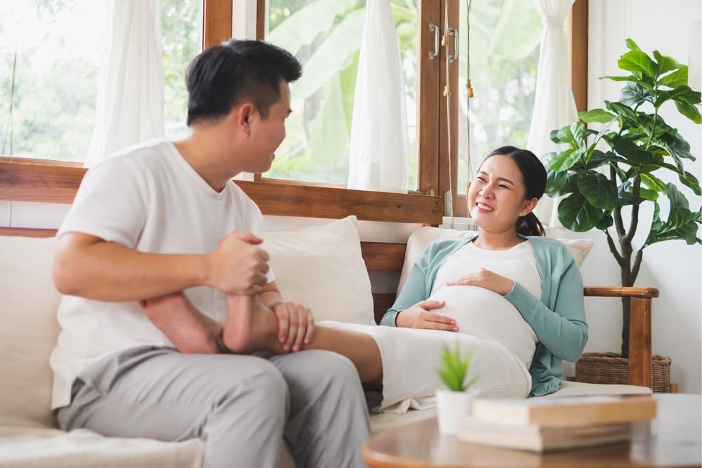 bà bầu bị chuột rút nên massage khu vực ảnh hưởng