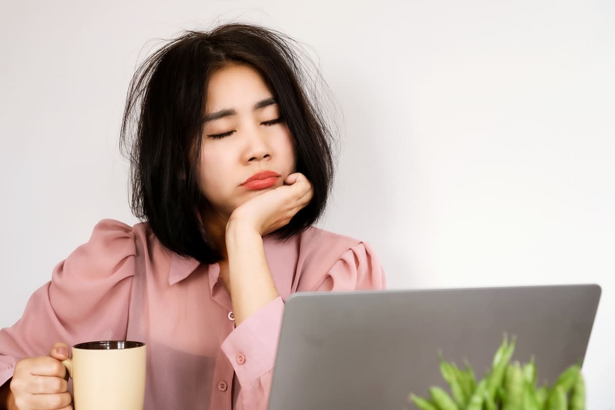 Buồn ngủ quá mức vào ban ngày có thể do những bệnh lý này! 37 thường xuyên buồn ngủ quá mức vào ban ngày