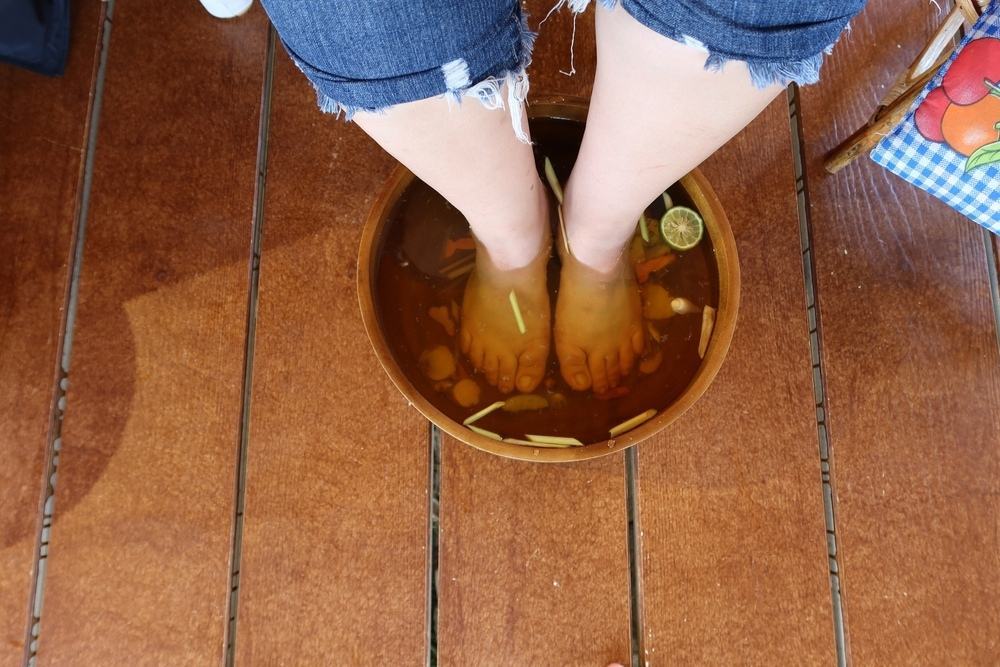 cách trị hôi chân khi đi giày nhiều bằng cách ngâm chân cùng gừng và chanh cách trị hôi chân khi đi giày nhiều bằng cách ngâm chân với gừng và chanh