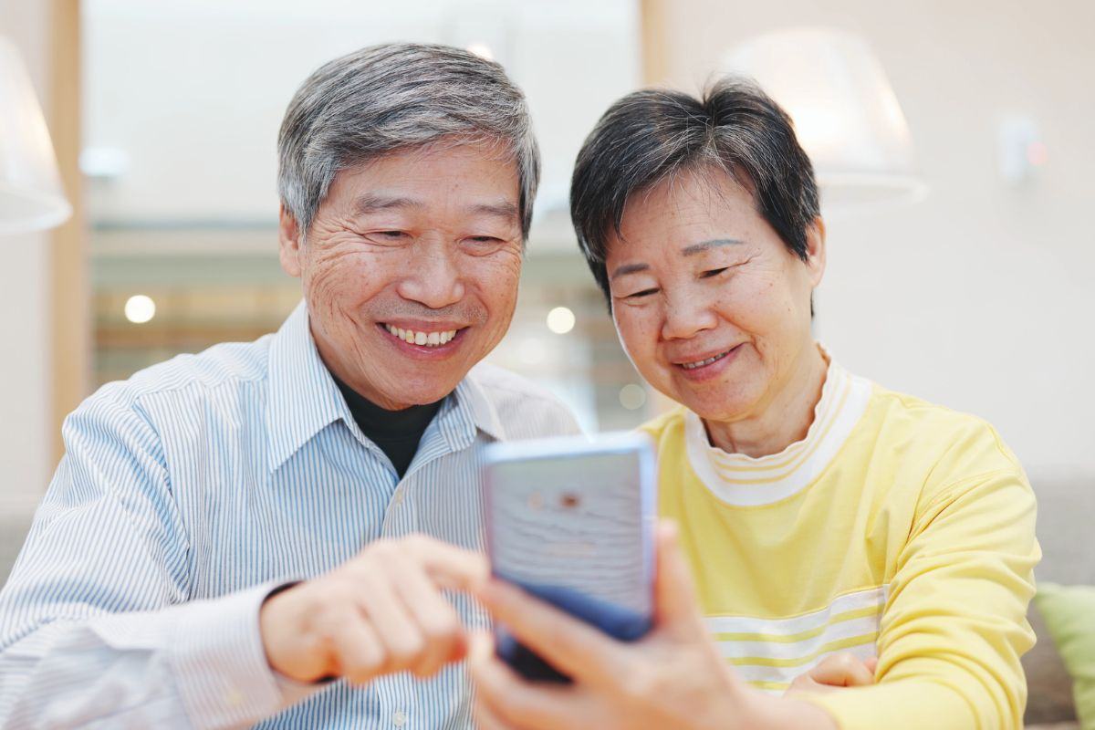 Chăm sóc người cao tuổi nghiện smartphone