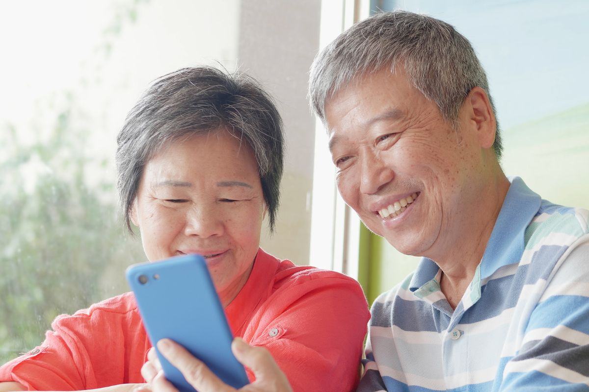 Người cao tuổi nghiện smartphone