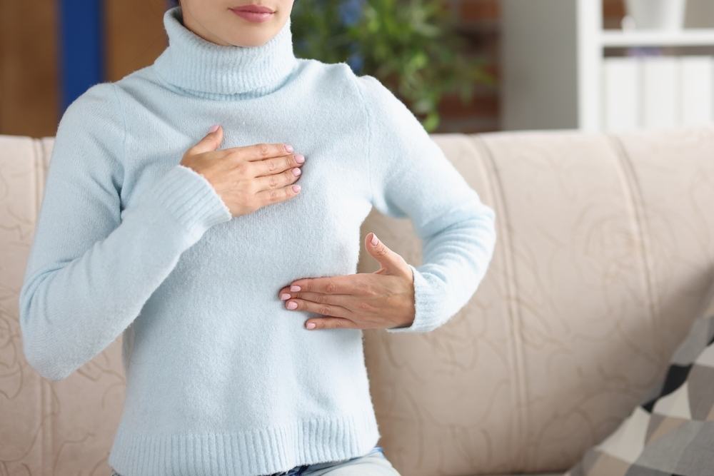 cách làm tan cục sữa tắc là massage vùng ngực