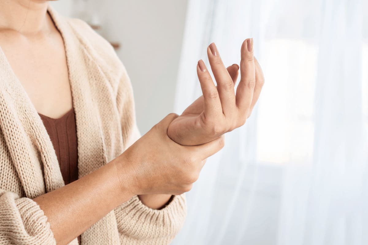 Ngủ dậy bị tê tay: Nguyên nhân do đâu và có nguy hiểm không? 36 ngủ dậy bị tê tay có sao không