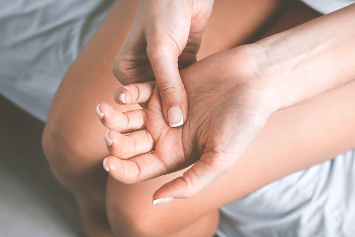 ngủ dậy bị tê tay