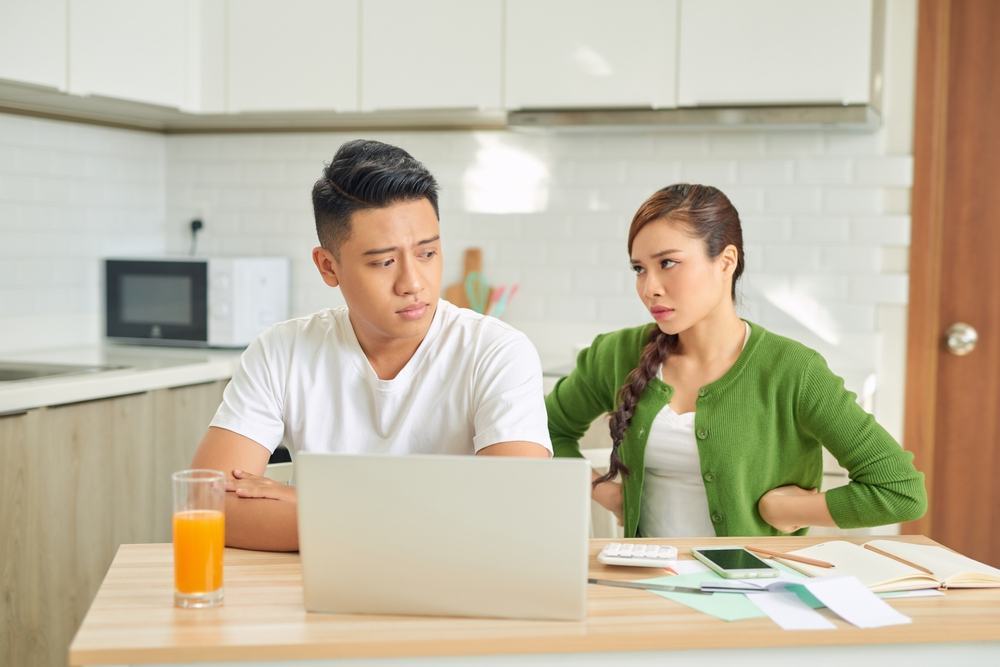 tâm lý đàn ông ngoại tình bị vợ phát hiện là giả vờ như bị oan tâm lý đàn ông ngoại tình bị vợ phát hiện là giả vờ giận