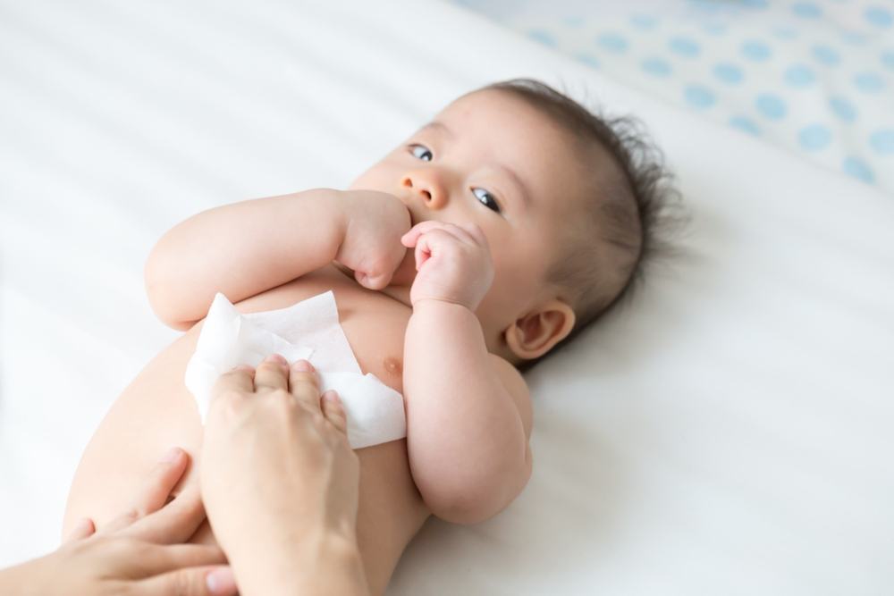 có nên dùng khăn ướt cho trẻ sơ sinh