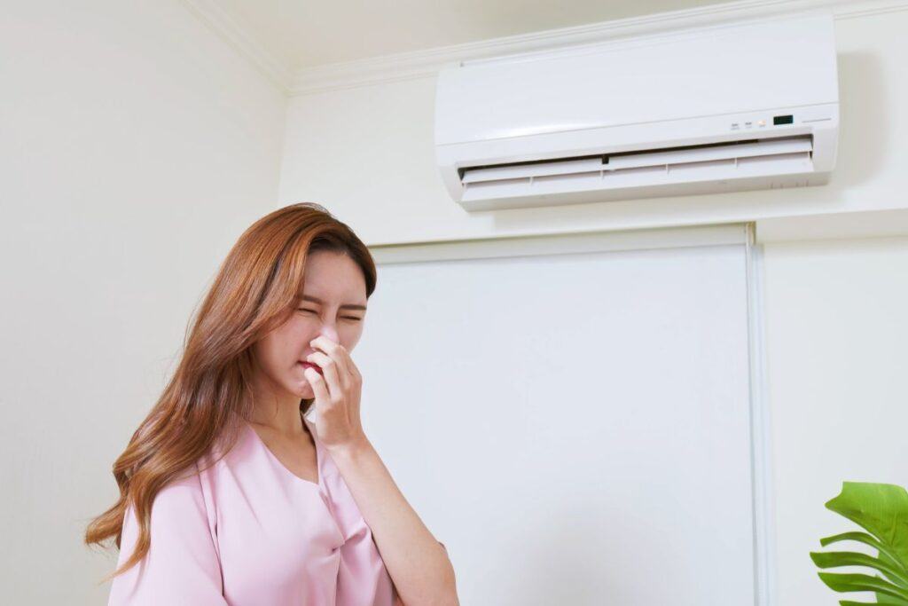 máy lạnh có mùi hôi
