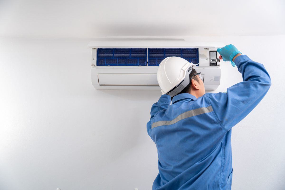 Định kỳ vệ sinh máy lạnh máy lạnh có mùi hôi 2