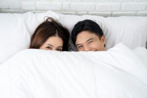 Quan hệ vợ chồng ấn bụng dưới khi quan hệ
