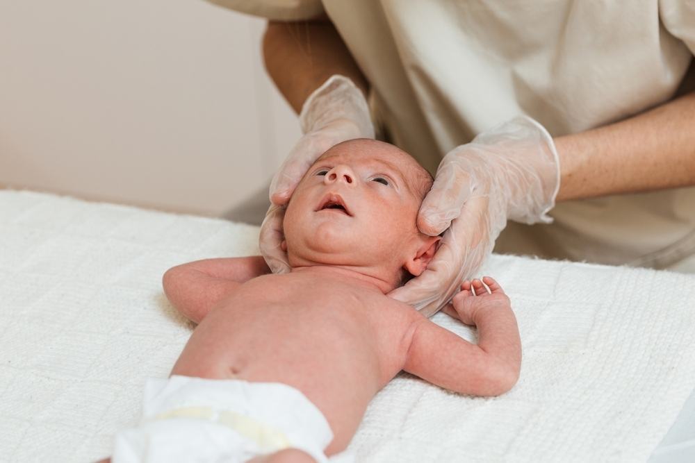 mẹo dân gian chữa méo đầu ở trẻ sơ sinh và dấu hiệu méo đầu mẹo dân gian chữa méo đầu ở trẻ sơ sinh và dấu hiệu nhận biết