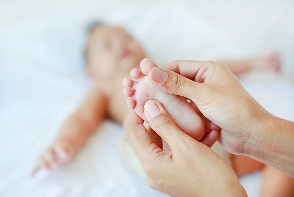 cách massage cho trẻ sơ sinh tại phần chân cách massage cho trẻ sơ sinh ở phần chân
