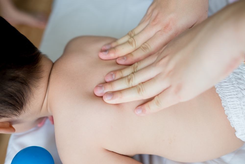 cách massage cho trẻ sơ sinh tại vùng lưng cách massage cho trẻ sơ sinh ở vùng lưng