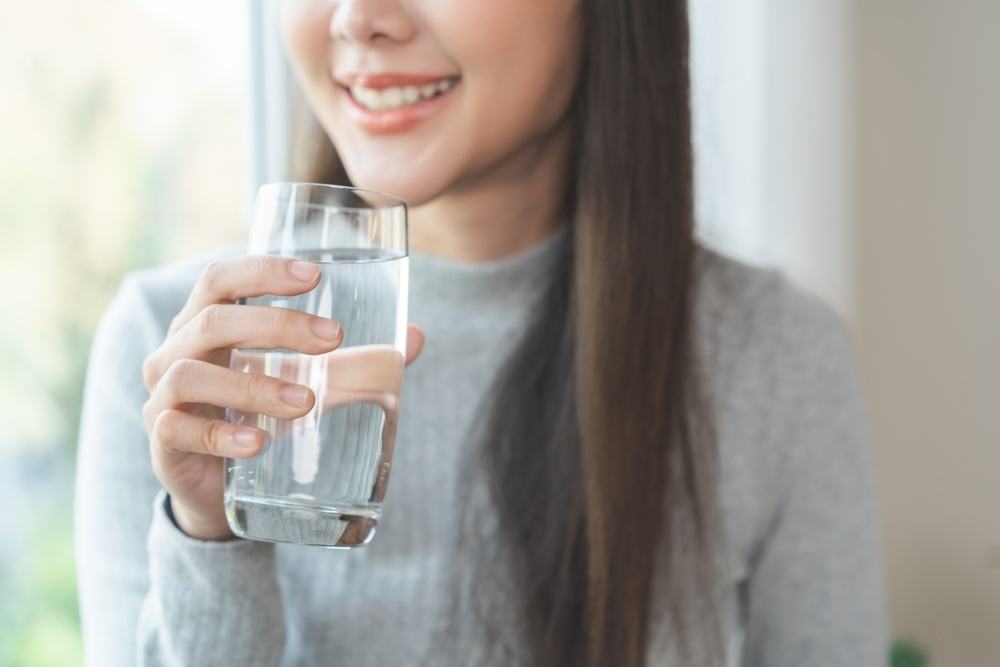 dưỡng da tay bằng cách uống nước nhiều dưỡng da tay bằng cách uống nhiều nước