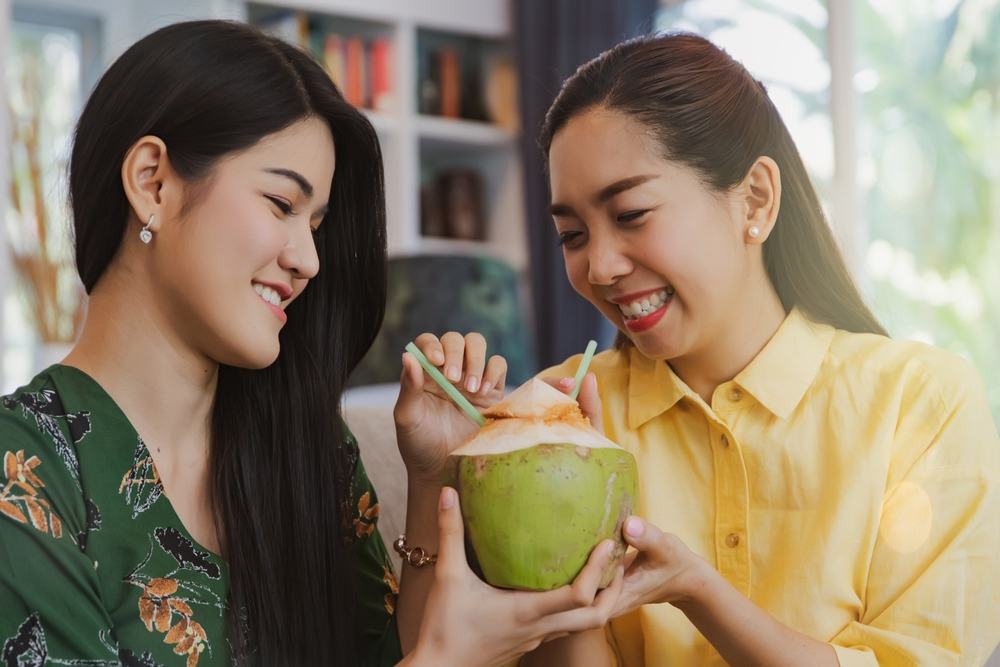 uống nước dừa buổi tối giúp bạn làm đẹp da uống nước dừa buổi tối giúp làm đẹp da