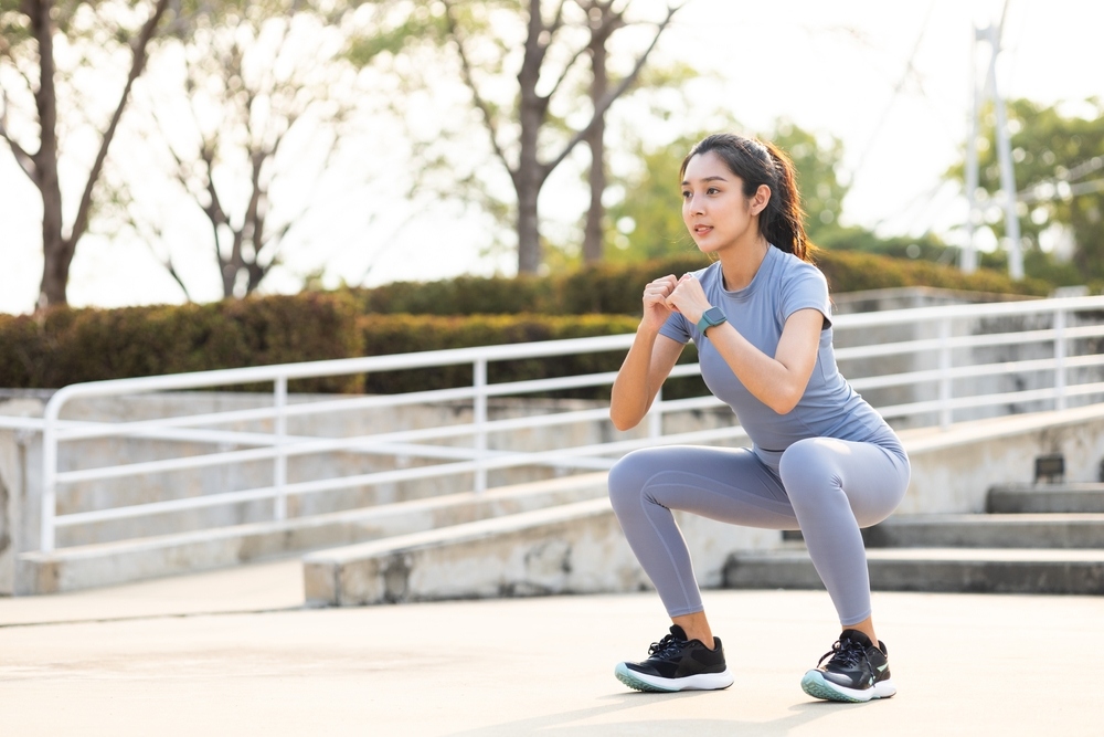 cách làm chân thon và thẳng trong 1 tuần là thực hiện bài tập squat cách làm chân thon và thẳng trong 1 tuần là bài tập squat