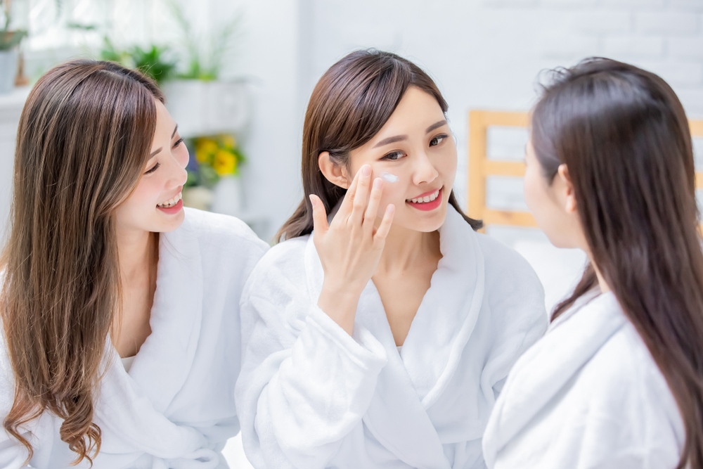 Cách làm mắt hết sưng cùng kem dưỡng mắt Cách làm mắt hết sưng với kem dưỡng mắt