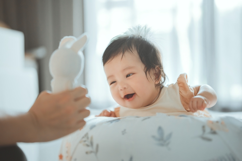 dạy trẻ 4 tháng tuổi thông minh