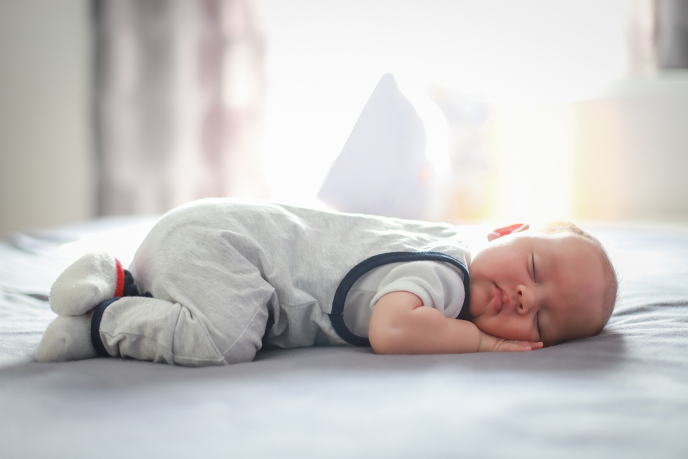 trẻ ngủ nằm sấp thông minh​ và những lợi ích khác của thói quen ngủ nằm sấp