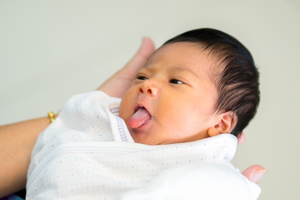 cách làm sạch lưỡi bị trắng cho trẻ sơ sinh​