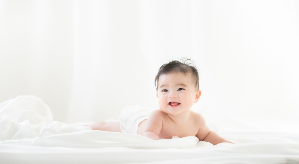 trẻ 3 tháng tuổi nâng đầu khi nằm sấp trẻ 3 tháng tuổi nâng đầu khi nằm sấp