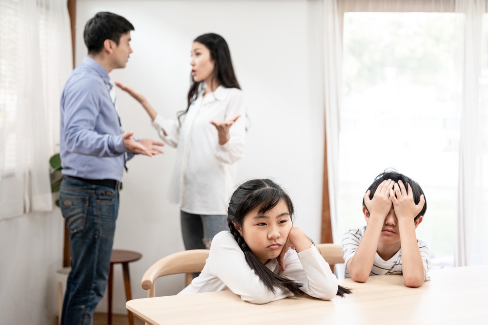 hậu quả của việc vợ chồng cãi nhau trước mặt con Ảnh hưởng của việc vợ chồng cãi nhau trước mặt con