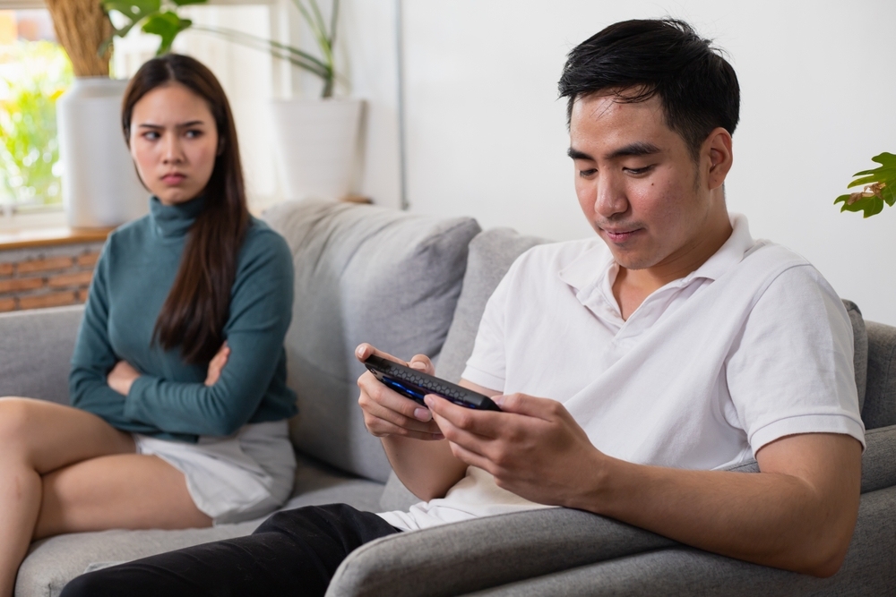 người chồng nghiện điện thoại chồng nghiện điện thoại