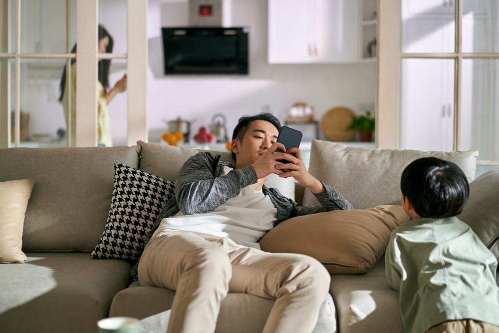 Sự tổn thương không lời của người vợ khi chồng nghiện điện thoại Những tổn thương không lời của người vợ khi chồng nghiện điện thoại