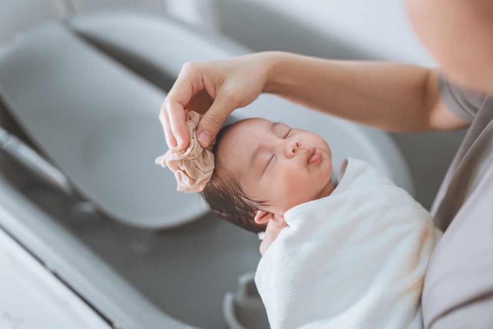 Tắm trẻ sơ sinh 1 tháng tuổi sai cách hay quá thường xuyên Tắm trẻ sơ sinh 1 tháng tuổi sai cách hoặc quá thường xuyên