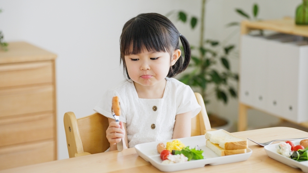 Nguyên nhân làm trẻ ăn ngậm lâu Nguyên nhân khiến trẻ ăn ngậm lâu